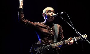 La cantante irlandesa Sinead O'Connor se presenta el 11 de agosto de 2013 en Lorient, al oeste de Francia, durante el Festival Intercelta de Lorient.