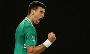 El serbio Novak Djokovic celebrando la victoria del tercer set durante un partido contra el alemán Alexander Zverev.