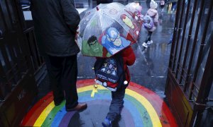 Un alumno entra en un colegio este lunes en Bilbao tras las vacaciones navideñas.