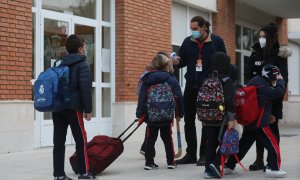 10/10/2022 Un trabajador toma la temperatura a un niño a su llegada al primer día de clase presencial tras la Navidad