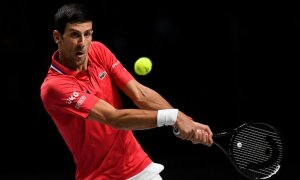 El serbio Novak Djokovic golpea una devolución contra Alexander Bublik de Kazajstán.