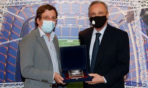 El alcalde de Madrid, José Luis Martínez Almeida, y Florentino Pérez en una visita al Santiago Bernabéu.