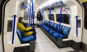 04/01/2022 Dos mujeres en un tren subterráneo vacío en Londres, Gran Bretaña