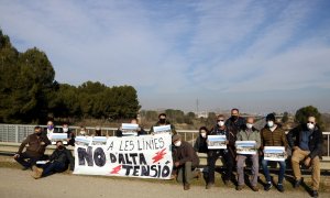 11/01/2022 - Representants de la Plataforma contra els macroprojectes energètics a Ponent, en un pont de l'AP-2 a Albatàrrec per on ha de passar una MAT.