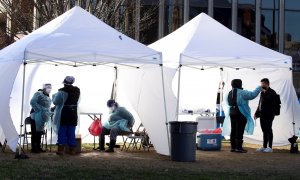 Personal sanitario realiza test de de detección de covid en Washington, EEUU.