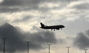 Un avión en proceso de aterrizaje en el Aeropuerto Internacional Franz-Josef-Strauss de Múnich.