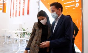 La líder de Ciudadanos, Inés Arrimadas (i), junto al portavoz del Partido en el Congreso, Edmundo Bal (d), antes de una rueda de prensa en la sede del partido, este lunes, en Madrid.