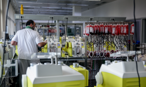 Bolsas de sangre en el laboratorio del centro de Transfusión de Valdebernardo, a 8 de enero de 2022, en Madrid.