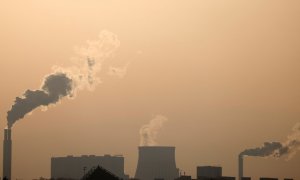 Columnas de humo de la planta Reuter CHP, una central de ciclo combinado de la multinacional sueca Vattenfall, ubicada en el distrito de Spandau, en el noroeste de Berlín. AFP/Odd Andersen