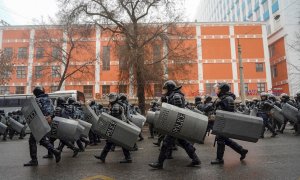 Policías kazajos durante las protestas en Almaty. Fotografía del 5 de enero.