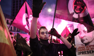 Un joven durante una manifestación por el aniversario de la muerte de José Antonio Primo de Rivera, a 19 de noviembre de 2021, en Madrid.