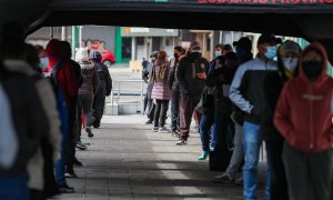 Una cola de pacientes en Ecuador a la espera de poder realizarse una PCR.