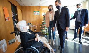 Alberto Núñez Feijóo, durante la visita a una residencia de mayores en una imagen de archivo