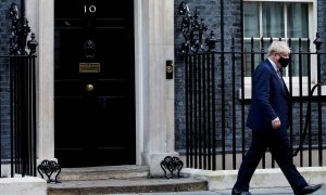 El primer ministro británico, Boris Johnson , camina frente a Downing Street en Londres