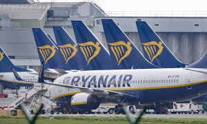 Los aviones de Ryanair se estacionan en la pista del aeropuerto de Dublín.