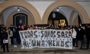 Vecinos de Cortes, la localidad de la que era originaria Sara Pina, la mujer asesinada en Tudela supuestamente por su marido, se han concentrado hoy martes para expresar su "rechazo y condena a cualquier forma de violencia contra las mujeres y su apoyo y