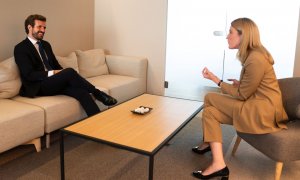 El líder del PP, Pablo Casado, con la nueva presidenta del Parlamento Europeo, Roberta Metsola, en una reunión bilateral que mantuvieron en octubre, tras la cumbre de PPE en Bruselas.