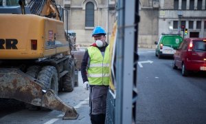 Un trabajador de la construcción trabaja en una obra en Pamplona. E.P./Eduardo Sanz