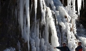 Dos personas junto a una cascada de hielo cercana a la localidad de Roncal (Navarra).