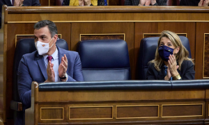 El presidente del Gobierno de España y secretario general del PSOE, Pedro Sánchez, y la vicepresidenta segunda del Gobierno, Yolanda Díaz, en una sesión plenaria, en el Congreso de los Diputados, a 2 de diciembre de 2021, en Madrid.