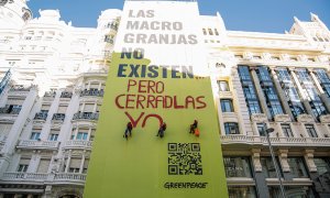 Greenpeace cuelga un cartel gigante en Madrid a favor del cierre de macrogranjas