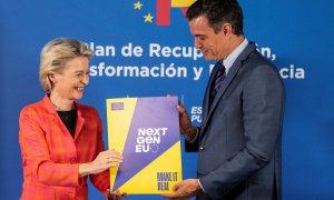 El presidente del Gobierno, Pedro Sánchez (d), y kla presidenta de la Comisión Europea, Ursula von der Leyen, en la presentacion del Plan de Resiliencia español, para poder acceder a los fondos de recuperación de la UE. AFP/Bernat Armangue/Pool