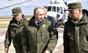 El presidente ruso Vladimir Putin (C), el ministro de Defensa ruso Sergey Shoygu (R) y el jefe ruso del Estado Mayor General de las Fuerzas Armadas, y el primer viceministro de Defensa Valery Gerasimov, llegan para supervisar ejercicios militares en el ca