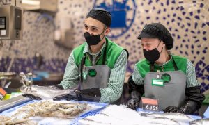 Dos trabajadores de la sección de pescadería de un supermercado de Mercadona.