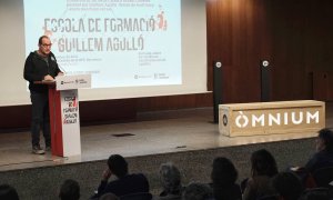 David Fernàndez intervé en la primera jornada formativa de l'Escola Guillem Agulló.