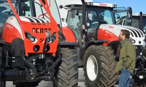 El presidente del Partido Popular, Pablo Casado, visita la empresa Farming Agrícola en Villamartín de Campos (Palencia), este domingo.