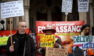 Los partidarios del fundador de WikiLeaks, Julian Assange, protestan frente al Tribunal Superior de Justicia de Londres, Gran Bretaña, el 24 de enero de 2022.