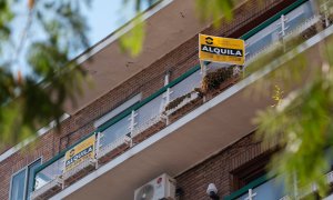 Foto de archivo. Cartel de alquiler en un edificio de la capital, a 27 de octubre de 2021, en Madrid.