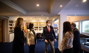 La presidenta nacional de Cs, Inés Arrimadas, la secretaria general, Marina Bravo, y la diputada y portavoz económica, María Muñoz, reunidas con el presidente de ATA, Lorenzo Amor, y el presidente de la CEOE, Antonio Garamendi.