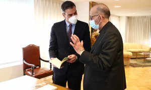 El presidente del Gobierno, Pedro Sánchez, y el presidente de la Conferencia Episcopal Española, Juan José Omella, en la sede de la CEE