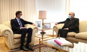 El presidente del Gobierno, Pedro Sánchez, charla con el presidente de la Conferencia Episcopal Española, cardenal Juan José Omella.