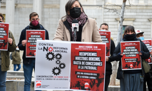 La ponente, Lorena Cabrerizo, interviene durante la presentación de la campaña de movilizaciones que pondrá en marcha la CGT, entre ellas la del próximo 3 de febrero, junto a otros colectivos y organizaciones, para una "derogación total" de la reforma lab