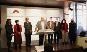 Els impulsors de la proposta de llei per fer front al sensellarisme amb els grups parlamentaris que li donen suport.