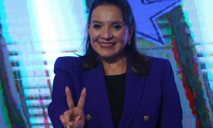 Xiomara Castro hace el gesto de la victoria después de que el Consejo Nacional Electoral (CNE) de Honduras le entregara la credencial que la acredita como presidenta electa del país, en Tegucigalpa. AFP/Johny Magallanes