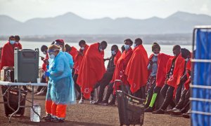 GRAFCAN9521. ARRECIFE (LANZAROTE), 23/01/2022.- Salvamento Marítimo ha rescatado este domingo a 53 inmigrantes subsaharianos, entre ellos varias mujeres, que viajaban en una patera en aguas cercanas a la isla de Lanzarote y los ha trasladado hasta el puer