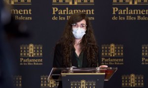 La portavoz adjunta de Unidas Podemos en el Parlament, Esperança Sans, en una rueda de prensa (imagen de archivo).