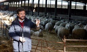 El presidente nacional del PP, Pablo Casado, en su visita a una quesería de Matadeón de los Oteros (León) este jueves.