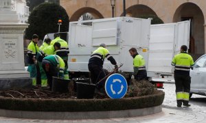 Un grupo de jardineros trabajado en el centro de Ronda (Málaga). REUTERS/Jon Nazca