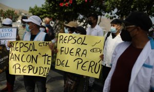 Un grupo de residentes protestan contra Repsol después de que el Gobierno peruano dijera que la petrolera es responsable del derrame en Ancón, Perú, a 25 de enero de 2022.