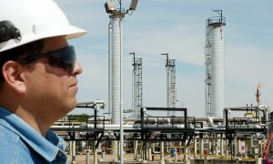 Un trabajador de Repsol junto a la refinería de petróleo y gas en Río Grande, a 80 km de Santa Cruz, Bolivia, 04 de mayo de 2006.