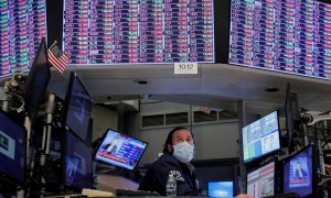 Un operador en su puesto en el patio de negociación de la Bolsa de Nueva York (NYSE, en sus siglas en inglés), en Wall Street. REUTERS/Brendan McDermid