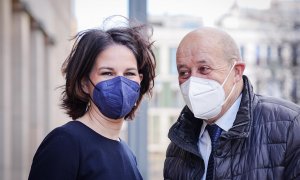 La Ministra Federal de Relaciones Exteriores de Alemania, Annalena Baerbock (L), da la bienvenida a su homólogo francés, Jean-Yves Le Drian, antes de su reunión en el Ministerio de Relaciones Exteriores en Berlín, Alemania, el 20 de enero de 2022.