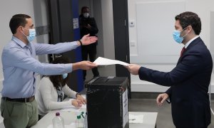 El líder del partido de extrema derecha Chega, Andre Ventura, emite su voto en un colegio electoral local de Lisboa, Portugal.