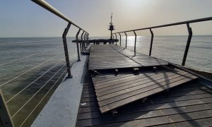 Imatge de l'interior del Pont del Petroli amb el terra malmès.