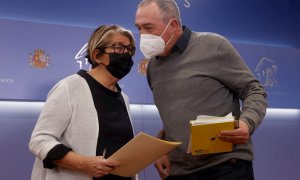 01/02/2022.- El líder de Compromís, Joan Baldoví (d) y la diputada de Más País, Inés Sabanés (i) durante la rueda de prensa tras la Junta de Portavoces del Congreso celebrada este martes. EFE/ Juan Carlos Hidalgo