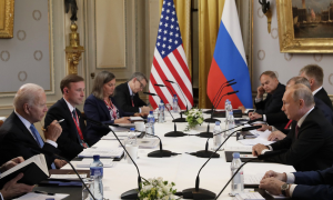 El presidente estadounidense Joe Biden (L) asiste y el presidente ruso Vladimir Putin (R) celebran una reunión conjunta, a 16 de junio de 2021, en Ginebra, Suiza.